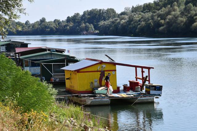 (260805) -- SLAVONSKI BROD, Aug. 5, 2026 (Xinhua) -- This photo taken on Aug. 4, 2026 shows Splavarska Street in Slavonski Brod, Croatia. Splavarska Street is unique in the country as its residents live on the water of Sava River, in houseboats with their own official addresses and house numbers. (Ivica Galovic/PIXSELL via Xinhua)