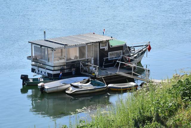(260805) -- SLAVONSKI BROD, Aug. 5, 2026 (Xinhua) -- This photo taken on Aug. 4, 2026 shows a house in Splavarska Street in Slavonski Brod, Croatia. Splavarska Street is unique in the country as its residents live on the water of Sava River, in houseboats with their own official addresses and house numbers. (Ivica Galovic/PIXSELL via Xinhua)