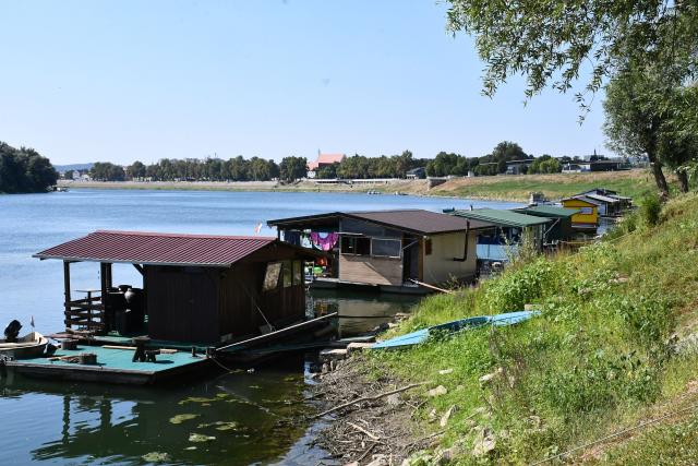 (260805) -- SLAVONSKI BROD, Aug. 5, 2026 (Xinhua) -- This photo taken on Aug. 4, 2026 shows Splavarska Street in Slavonski Brod, Croatia. Splavarska Street is unique in the country as its residents live on the water of Sava River, in houseboats with their own official addresses and house numbers. (Ivica Galovic/PIXSELL via Xinhua)
