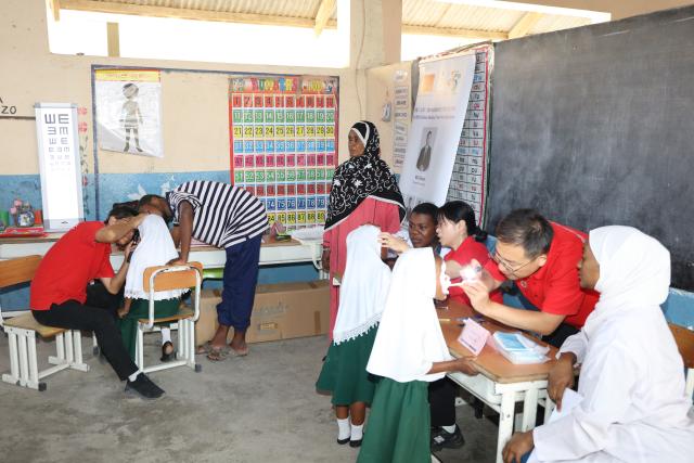 (260805) -- ZANZIBAR, Aug. 5, 2026 (Xinhua) -- Members of the 35th Chinese medical team to Zanzibar conduct medical examinations and treatment for children at Mwanakwerekwe Kindergarten in Zanzibar, Tanzania, Aug. 4, 2026. TO GO WITH "Chinese medical team provides free clinic for children in Zanzibar" (The 35th Chinese medical team in Zanzibar/Handout via Xinhua)