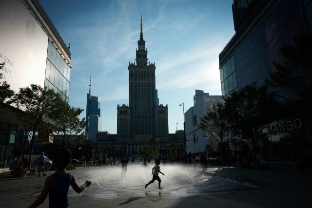 (260806) -- BEIJING, Aug. 6, 2026 (Xinhua) -- Children run through a fountain amid a heatwave in Warsaw, Poland, Aug. 4, 2026. (Photo by Jaap Arriens/Xinhua)