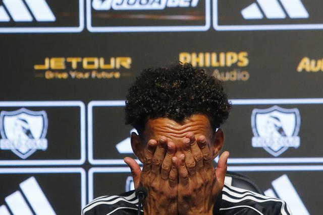 (260806) -- BEIJING, Aug. 6, 2026 (Xinhua) -- Vozinha attends a press conference in Santiago, Chile, Aug. 4, 2026. Cabo Verde goalkeeper Vozinha was unveiled by Chilean club Colo Colo on Tuesday after helping his country reach the 2026 FIFA World Cup and being voted the tournament's best goalkeeper by fans. (Xinhua)