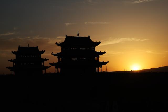 (260806) -- JIAYUGUAN, Aug. 6, 2026 (Xinhua) -- This photo taken on Aug. 5, 2026 shows a view of the Jiayu Pass at sunset in the city of Jiayuguan, northwest China's Gansu Province. The Jiayu Pass is the starting point of a section of the Great Wall constructed during the Ming Dynasty (1368-1644). The pass also served as a vital passage on the ancient Silk Road. (Xinhua/Chen Bin)