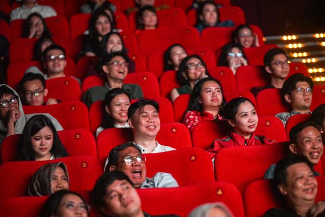 (260806) -- JAKARTA, Aug. 6, 2026 (Xinhua) -- Viewers enjoy the Chinese film "Dear You" during its premiere in Jakarta, Indonesia, Aug. 5, 2026. The recent hit Chinese film "Dear You" held its premiere here on Wednesday evening, attracting audiences from the political, business, and cultural sectors of both China and Indonesia. (Xinhua/Agung Kuncahya B.)