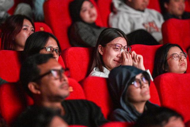 (260806) -- JAKARTA, Aug. 6, 2026 (Xinhua) -- Viewers enjoy the Chinese film "Dear You" during its premiere in Jakarta, Indonesia, Aug. 5, 2026. The recent hit Chinese film "Dear You" held its premiere here on Wednesday evening, attracting audiences from the political, business, and cultural sectors of both China and Indonesia. (Xinhua/Agung Kuncahya B.)
