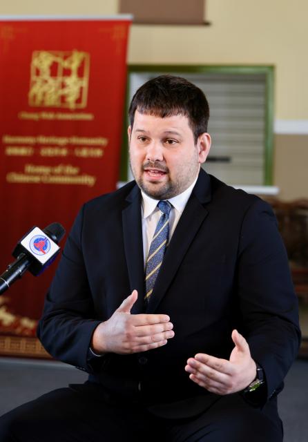 (260806) -- PERTH, Aug. 6, 2026 (Xinhua) -- Mackenzie Lang, CEO of the Australia-China Youth Group, speaks in an interview with Xinhua in Perth, Australia, July 28, 2026. TO GO WITH "Interview: From mapo tofu to mutual understanding: Australian youth leader builds bridges with China" (Photo by Zhou Dan/Xinhua)