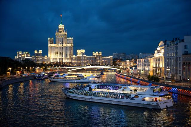 (260806) -- MOSCOW, Aug. 6, 2026 (Xinhua) -- Tourist boats travel on the Moskva River in Moscow, Russia, July 11, 2026. (Xinhua/Feng Kaihua)