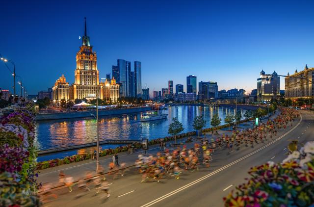 (260806) -- MOSCOW, Aug. 6, 2026 (Xinhua) -- People take part in a night run in Moscow, Russia, June 20, 2026. (Xinhua/Feng Kaihua)