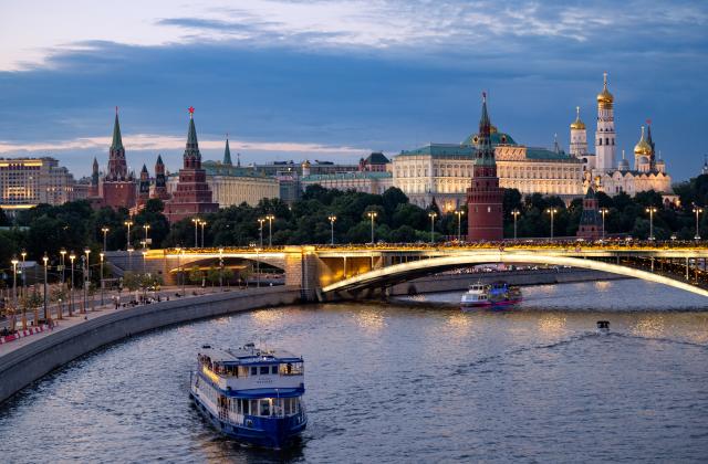 (260806) -- MOSCOW, Aug. 6, 2026 (Xinhua) -- People enjoy the views of the Kremlin and the Moskva River scenery on boats in Moscow, Russia, July 23, 2026. (Xinhua/Feng Kaihua)