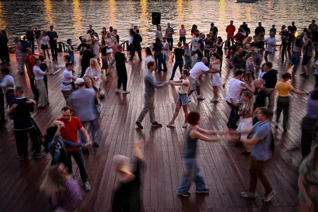 (260806) -- MOSCOW, Aug. 6, 2026 (Xinhua) -- People dance at Gorky Park in Moscow, Russia, July 18, 2026. (Xinhua/Feng Kaihua)