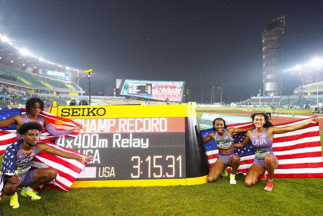 (260806) -- EUGENE, Aug. 6, 2026 (Xinhua) -- Members of Team USA's relay squad pose for a photo after winning the 4x400m relay mixed final at the 2026 World U20 Athletics Championships in Eugene, Oregon, the United States, Aug. 5, 2026. (Xinhua/Wu Xiaoling)