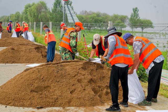 (260806) -- HARBIN, Aug. 6, 2026 (Xinhua) -- Workers make sandbags for flood prevention in Tongjiang City, northeast China's Heilongjiang Province, Aug. 6, 2026. Flood prevention measures have been implemented across northeast China's Heilongjiang Province, which has entered its main flood season.
  China has earmarked 50 million yuan (about 7.36 million U.S. dollars) in central government funds to support post-disaster recovery in flood-hit Heilongjiang Province in the northeast, the National Development and Reform Commission (NDRC) said Tuesday. (Xinhua/Zhang Tao)