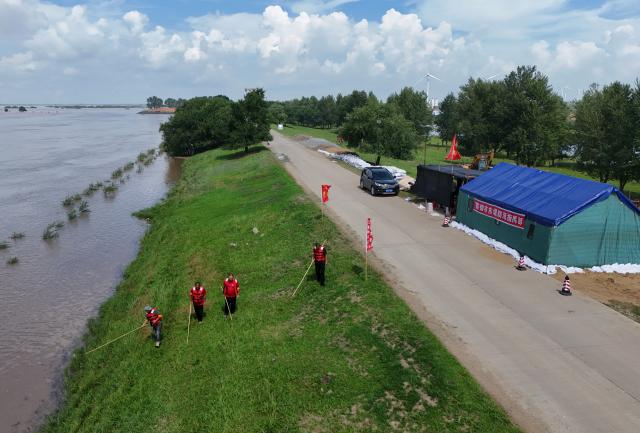 (260806) -- HARBIN, Aug. 6, 2026 (Xinhua) -- An aerial drone photo taken on Aug. 6, 2026 shows staff members patrolling the embankment along the Fujin section of the Songhua River in northeast China's Heilongjiang Province. Flood prevention measures have been implemented across northeast China's Heilongjiang Province, which has entered its main flood season.
  China has earmarked 50 million yuan (about 7.36 million U.S. dollars) in central government funds to support post-disaster recovery in flood-hit Heilongjiang Province in the northeast, the National Development and Reform Commission (NDRC) said Tuesday. (Photo by Qu Yubao/Xinhua)