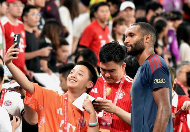 (260806) -- HONG KONG, Aug. 6, 2026 (Xinhua) -- Jonathan Tah (R) of Bayern Munich poses for selfie with fans during a training session ahead of a pre-season friendly football match between Bayern Munich and Aston Villa in Hong Kong, south China, Aug. 6, 2026. (Xinhua/Lo Ping Fai)
