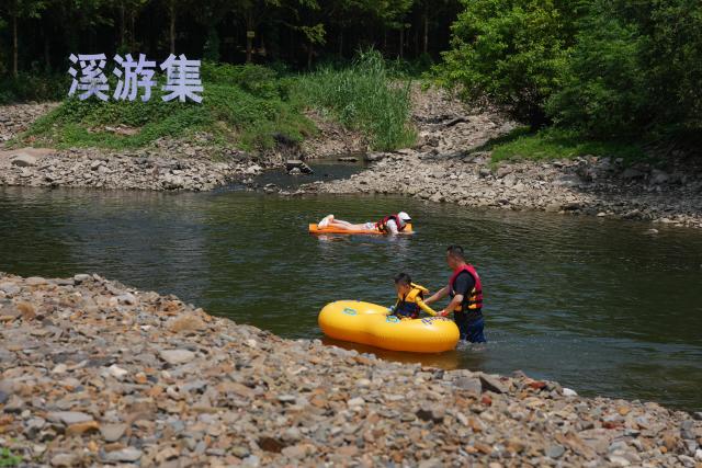 (260806) -- ANJI, Aug. 6, 2026 (Xinhua) -- Visitors enjoy rafting in a stream in Anji County, east China's Zhejiang Province, Aug. 6, 2026. During the summer vacation, Anji County leverages its cool weather and beautiful scenery, attracting numerous tourists to escape the summer heat. (Xinhua/Huang Zongzhi)