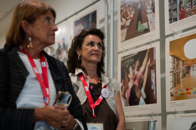 (260806) -- OTTAWA, Aug. 6, 2026 (Xinhua) -- People visit an exhibition titled "Listening to Young Readers: Voices from Rural China" in Ottawa, Canada, Aug. 5, 2026. TO GO WITH "China's rural reading efforts showcased at exhibition in Canada" (Photo by Li Haitao/Xinhua)