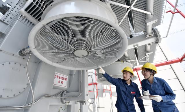 (260806) -- BEIJING, Aug. 6, 2026 (Xinhua) -- Staff members of State Grid's Beijing branch inspect a transformer at a 500 kV substation in Beijing, capital of China, Aug. 6, 2026. Affected by high temperature and high humidity weather, the load of Beijing power grid has been climbing, with the peak power load hitting a new high of 29.399 million kilowatts recorded at 12:03 p.m. local time on Thursday.
   State Grid's Beijing branch has increased the on-duty personnel to ensure the safe operation of the power grid and guarantee stable power supply for residents. (Xinhua/Li Xin)
