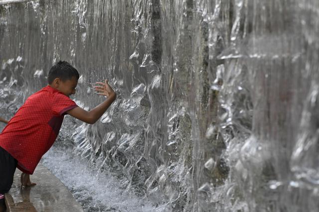 (260806) -- MOSCOW, Aug. 6, 2026 (Xinhua) -- A boy cools off by a fountain near the Red Square amid a heatwave in Moscow, Russia, Aug. 6, 2026. (Photo by Alexander Zemlianichenko Jr/Xinhua)