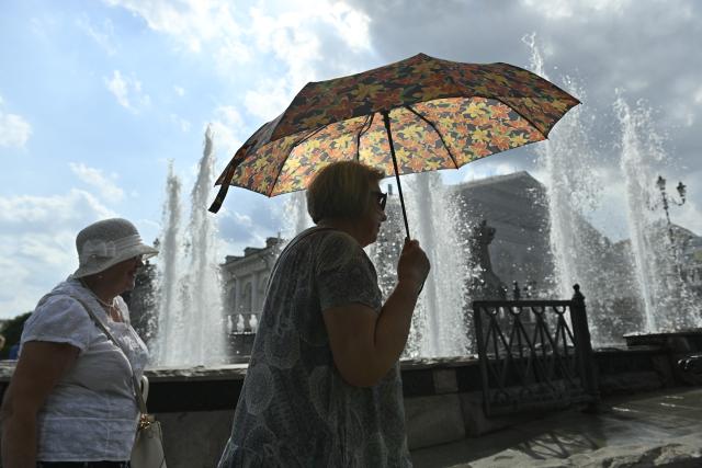 (260806) -- MOSCOW, Aug. 6, 2026 (Xinhua) -- Women walk past a fountain near the Red Square under the blazing sun in Moscow, Russia, Aug. 6, 2026. (Photo by Alexander Zemlianichenko Jr/Xinhua)