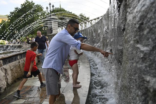 (260806) -- MOSCOW, Aug. 6, 2026 (Xinhua) -- People cool off by a fountain near the Red Square amid a heatwave in Moscow, Russia, Aug. 6, 2026. (Photo by Alexander Zemlianichenko Jr/Xinhua)