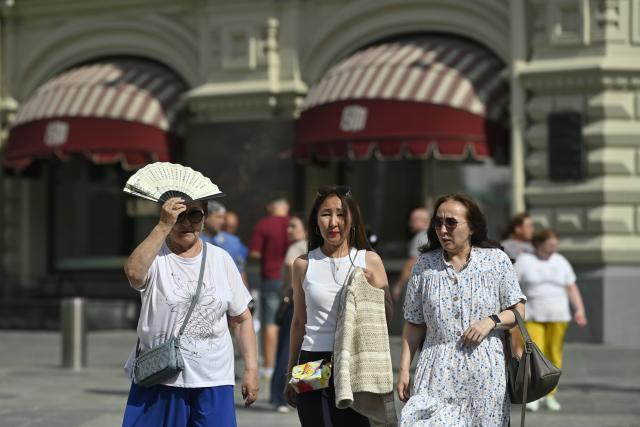 (260806) -- MOSCOW, Aug. 6, 2026 (Xinhua) -- Women walk under the blazing sun in Moscow, Russia, Aug. 6, 2026. (Photo by Alexander Zemlianichenko Jr/Xinhua)
