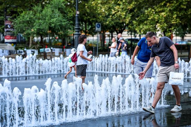 (260806) -- BUDAPEST, Aug. 6, 2026 (Xinhua) -- People cool off at a fountain in Budapest, Hungary, Aug. 6, 2026. Hungarian authorities on Tuesday extended the country's highest-level heat alert until midnight on Friday as forecasts indicate the ongoing heatwave will continue across the country. (Photo by David Balogh/Xinhua)