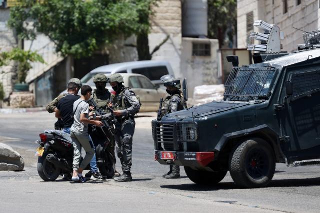 (260806) -- JERUSALEM, Aug. 6, 2026 (Xinhua) -- Israeli security personnel conduct inspections near the Qalandiya checkpoint, north of Jerusalem, Aug. 6, 2026. Israeli military and police forces have intensified security operations in and around Jerusalem, as persistent violence across the West Bank drives up regional tensions recently. (Photo by Jamal Awad/Xinhua)