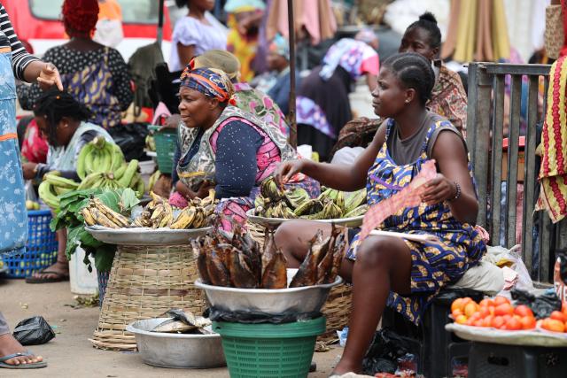 (260806) -- ACCRA, Aug. 6, 2026 (Xinhua) -- Vendors sell goods at a market in Accra, Ghana, Aug. 6, 2026. Ghana's annual inflation rate fell to 4.6 percent in July from 5.3 percent in June, marking the first slowdown in inflation since March, the Ghana Statistical Service (GSS) announced on Thursday. (Photo by Seth/Xinhua)