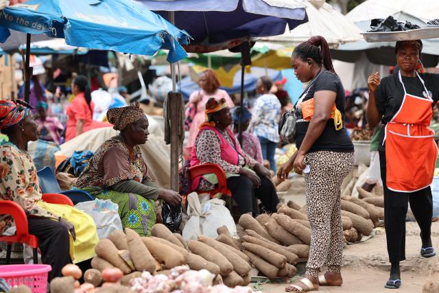 (260806) -- ACCRA, Aug. 6, 2026 (Xinhua) -- Vendors sell goods at a market in Accra, Ghana, Aug. 6, 2026. Ghana's annual inflation rate fell to 4.6 percent in July from 5.3 percent in June, marking the first slowdown in inflation since March, the Ghana Statistical Service (GSS) announced on Thursday. (Photo by Seth/Xinhua)