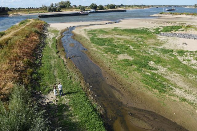 (260806) -- NIJMEGEN, Aug. 6, 2026 (Xinhua) -- Photo taken on Aug. 6, 2026 shows exposed sandbanks of the Waal River in Nijmegen, Gelderland Province, the Netherlands. (Xinhua/Shao Haijun)