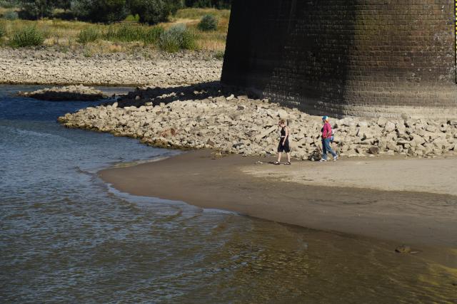 (260806) -- NIJMEGEN, Aug. 6, 2026 (Xinhua) -- People enjoy themselves on the exposed bank of the Waal River in Nijmegen, Gelderland Province, the Netherlands, Aug. 6, 2026. (Xinhua/Shao Haijun)