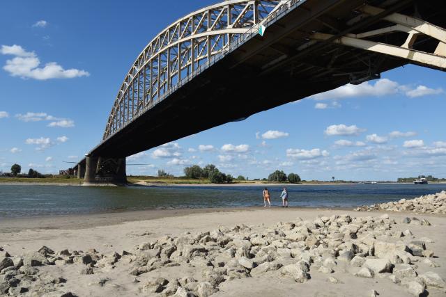 (260806) -- NIJMEGEN, Aug. 6, 2026 (Xinhua) -- People enjoy themselves on the exposed bank of the Waal River in Nijmegen, Gelderland Province, the Netherlands, Aug. 6, 2026. (Xinhua/Shao Haijun)