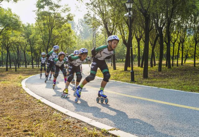 (260807) -- BEIJING, Aug. 7, 2026 (Xinhua) -- Hobbyists practice roller skating at a park in Zunhua City, north China's Hebei Province, Aug. 6, 2026. (Photo by Liu Mancang/Xinhua)