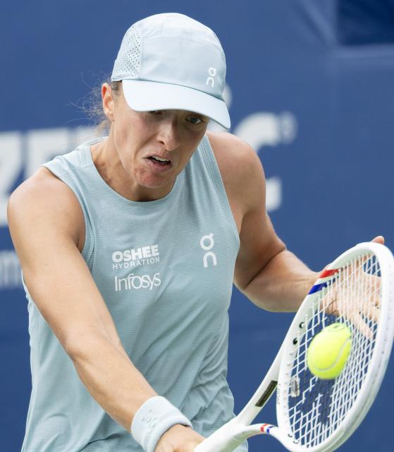 (260807) -- TORONTO, Aug. 7, 2026 (Xinhua) -- Iga Swiatek of Poland returns the ball during the third round of the women's singles match between Viktorija Golubic of Switzerland and Iga Swiatek of Poland at the 2026 National Bank Open tennis tournament in Toronto, Canada, on Aug. 6, 2026. (Photo by Zou Zheng/Xinhua)