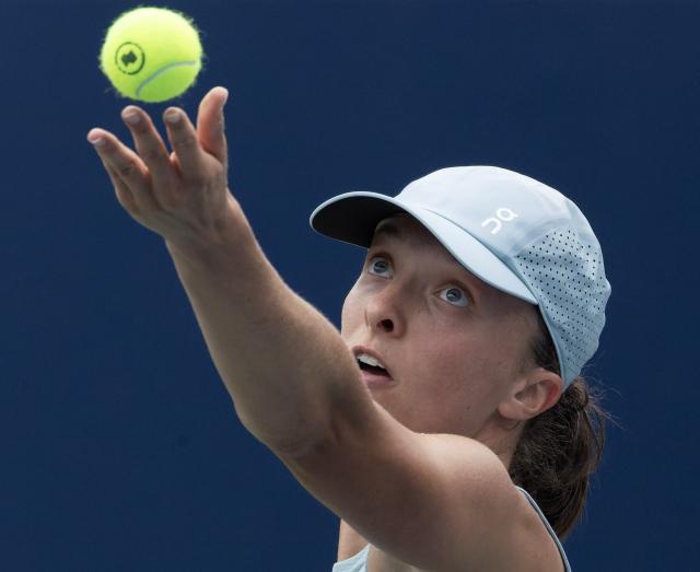 (260807) -- TORONTO, Aug. 7, 2026 (Xinhua) -- Iga Swiatek of Poland serves during the third round of the women's singles match between Viktorija Golubic of Switzerland and Iga Swiatek of Poland at the 2026 National Bank Open tennis tournament in Toronto, Canada, on Aug. 6, 2026. (Photo by Zou Zheng/Xinhua)