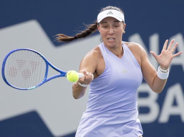 (260807) -- TORONTO, Aug. 7, 2026 (Xinhua) -- Jessica Pegula of the United States returns the ball during the third round of the women's singles match between Jessica Pegula of the United States and Kamilla Rakhimova of Uzbekistan at the 2026 National Bank Open tennis tournament in Toronto, Canada, on Aug. 6, 2026. (Photo by Zou Zheng/Xinhua)