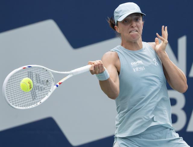(260807) -- TORONTO, Aug. 7, 2026 (Xinhua) -- Iga Swiatek of Poland returns the ball during the third round of the women's singles match between Viktorija Golubic of Switzerland and Iga Swiatek of Poland at the 2026 National Bank Open tennis tournament in Toronto, Canada, on Aug. 6, 2026. (Photo by Zou Zheng/Xinhua)