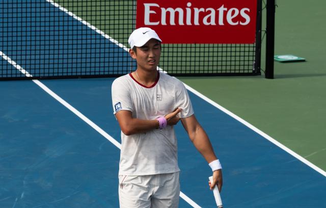 (260807) -- MONTREAL, Aug. 7, 2026 (Xinhua) -- Shang Juncheng reacts during the men's singles third round match between Shang Juncheng of China and Luciano Darderi of Italy at the 2026 National Bank Open tennis tournament in Montreal, Canada, Aug. 6, 2026. (Photo by Li Haitao/Xinhua)