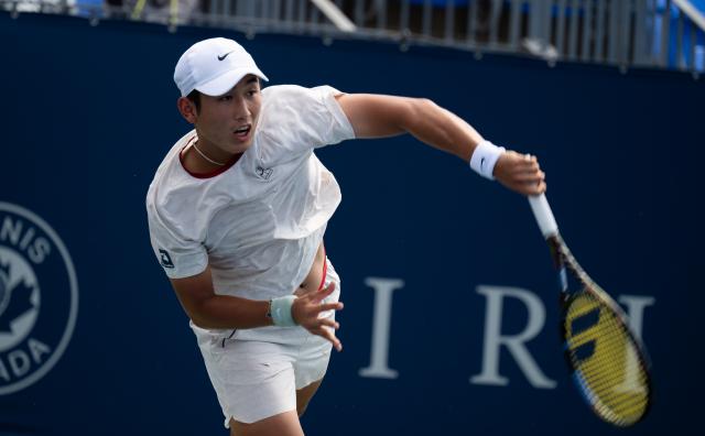 (260807) -- MONTREAL, Aug. 7, 2026 (Xinhua) -- Shang Juncheng hits a return during the men's singles third round match between Shang Juncheng of China and Luciano Darderi of Italy at the 2026 National Bank Open tennis tournament in Montreal, Canada, Aug. 6, 2026. (Photo by Li Haitao/Xinhua)