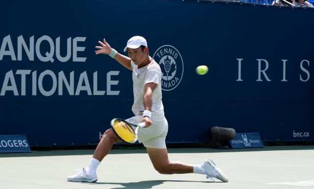 (260807) -- MONTREAL, Aug. 7, 2026 (Xinhua) -- Shang Juncheng hits a return during the men's singles third round match between Shang Juncheng of China and Luciano Darderi of Italy at the 2026 National Bank Open tennis tournament in Montreal, Canada, Aug. 6, 2026. (Photo by Li Haitao/Xinhua)