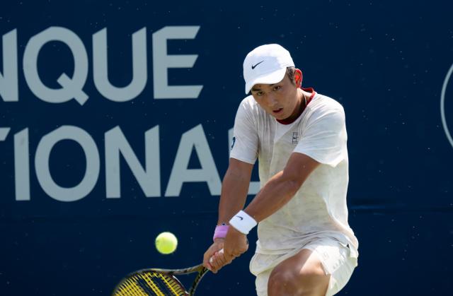 (260807) -- MONTREAL, Aug. 7, 2026 (Xinhua) -- Shang Juncheng hits a return during the men's singles third round match between Shang Juncheng of China and Luciano Darderi of Italy at the 2026 National Bank Open tennis tournament in Montreal, Canada, Aug. 6, 2026. (Photo by Li Haitao/Xinhua)
