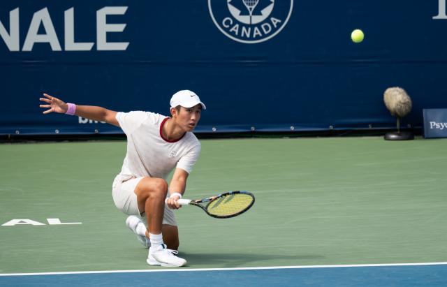 (260807) -- MONTREAL, Aug. 7, 2026 (Xinhua) -- Shang Juncheng hits a return during the men's singles third round match between Shang Juncheng of China and Luciano Darderi of Italy at the 2026 National Bank Open tennis tournament in Montreal, Canada, Aug. 6, 2026. (Photo by Li Haitao/Xinhua)
