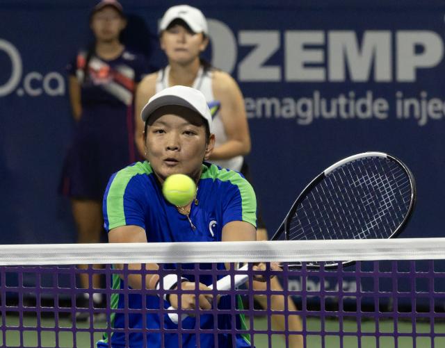 (260807) -- TORONTO, Aug. 7, 2026 (Xinhua) -- Jiang Xinyu (Front)/Wu Fang-Hsien compete during the first round of the women's doubles match between Jiang Xinyu (China)/Wu Fang-Hsien (Chinese Taipei) and Marie Bouzkova/Linda Noskova of the Czech Republic at the 2026 National Bank Open tennis tournament in Toronto, Canada, Aug. 6, 2026. (Photo by Zou Zheng/Xinhua)