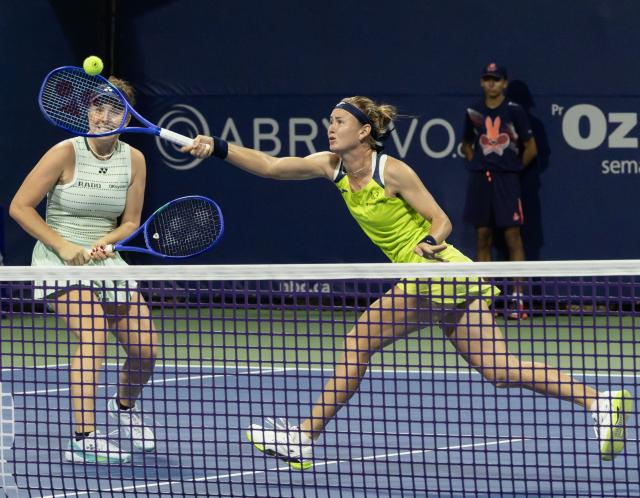 (260807) -- TORONTO, Aug. 7, 2026 (Xinhua) -- Marie Bouzkova/Linda Noskova (L) compete during the first round of the women's doubles match between Jiang Xinyu (China)/Wu Fang-Hsien (Chinese Taipei) and Marie Bouzkova/Linda Noskova of the Czech Republic at the 2026 National Bank Open tennis tournament in Toronto, Canada, Aug. 6, 2026. (Photo by Zou Zheng/Xinhua)
