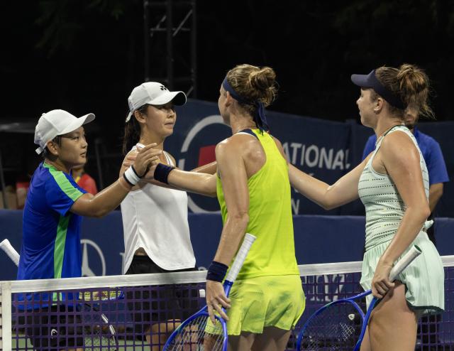 (260807) -- TORONTO, Aug. 7, 2026 (Xinhua) -- Jiang Xinyu (1st L)/Wu Fang-Hsien (2nd L) and Marie Bouzkova/Linda Noskova (1st R) shake hands after the first round of the women's doubles match between Jiang Xinyu (China)/Wu Fang-Hsien (Chinese Taipei) and Marie Bouzkova/Linda Noskova of the Czech Republic at the 2026 National Bank Open tennis tournament in Toronto, Canada, Aug. 6, 2026. (Photo by Zou Zheng/Xinhua)