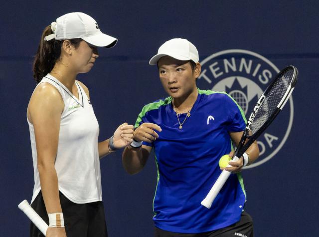 (260807) -- TORONTO, Aug. 7, 2026 (Xinhua) -- Jiang Xinyu (R)/Wu Fang-Hsien talk to each other during the first round of the women's doubles match between Jiang Xinyu (China)/Wu Fang-Hsien (Chinese Taipei) and Marie Bouzkova/Linda Noskova of the Czech Republic at the 2026 National Bank Open tennis tournament in Toronto, Canada, Aug. 6, 2026. (Photo by Zou Zheng/Xinhua)