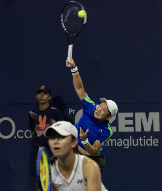 (260807) -- TORONTO, Aug. 7, 2026 (Xinhua) -- Jiang Xinyu (C)/Wu Fang-Hsien compete during the first round of the women's doubles match between Jiang Xinyu (China)/Wu Fang-Hsien (Chinese Taipei) and Marie Bouzkova/Linda Noskova of the Czech Republic at the 2026 National Bank Open tennis tournament in Toronto, Canada, Aug. 6, 2026. (Photo by Zou Zheng/Xinhua)