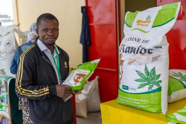 (260807) -- BRAZZAVILLE, Aug. 7, 2026 (Xinhua) -- Cassava flour produced by a Chinese company is displayed during the second Great Agricultural Fair of Congo at the Agricultural Expositions Park in Bambou-Mingali, about 60 km north of Brazzaville, the Republic of the Congo, Aug. 6, 2026. The fair kicked off here on Wednesday, attracting hundreds of exhibitors from the Republic of the Congo and neighboring countries. (Xinhua/Zheng Yangzi)