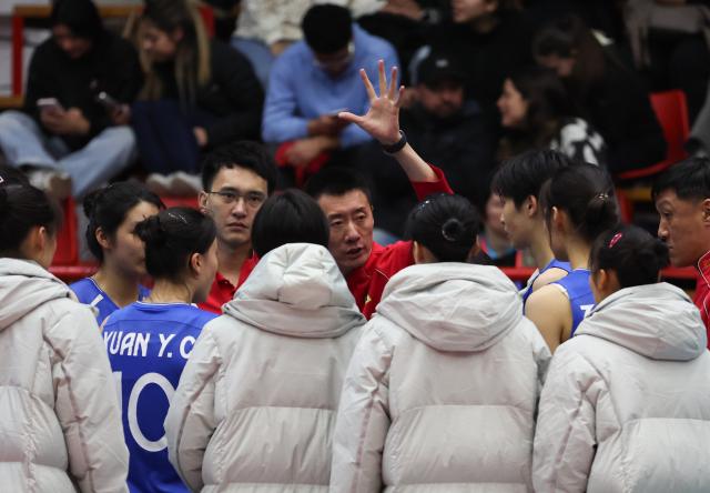 (260807) -- SAN FELIPE, Aug. 7, 2026 (Xinhua) -- Yuan Zhi (C), head coach of China, gives instructions during the preliminary phase match between China and the Philippines at the FIVB Volleyball Girls' U17 World Championship in San Felipe, Chile, Aug. 6, 2026. (Xinhua/Zhou Jiayi)