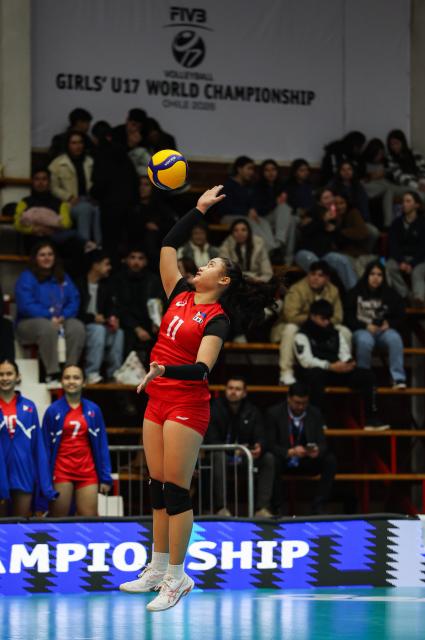 (260807) -- SAN FELIPE, Aug. 7, 2026 (Xinhua) -- Xyz Ellen Rayco of the Philippines serves during the preliminary phase match between China and the Philippines at the FIVB Volleyball Girls' U17 World Championship in San Felipe, Chile, Aug. 6, 2026. (Xinhua/Zhou Jiayi)